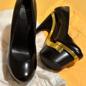 Worn twice, Authentic Versace platform. Size 7